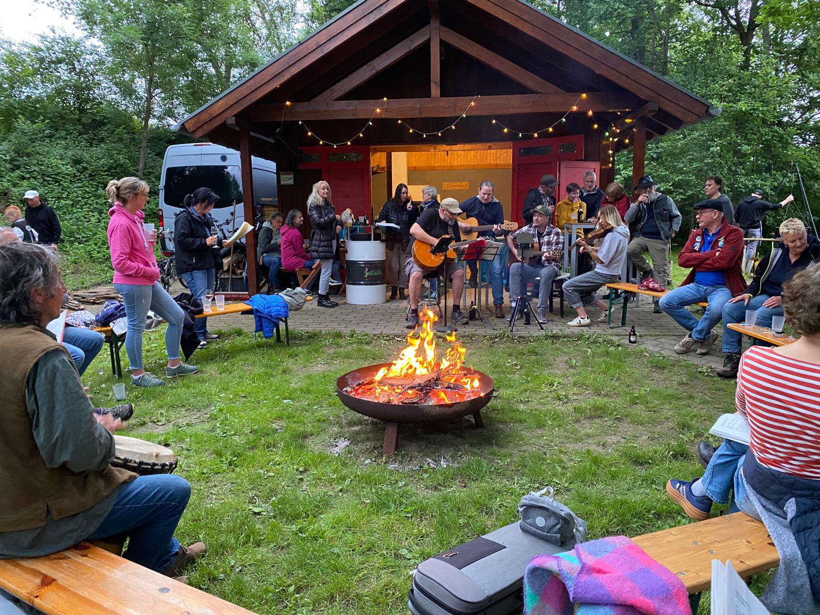Tolle Atmosphäre beim Lagerfeuerkonzert. Ein schöner Abend .